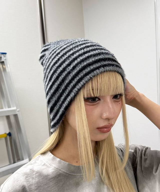 グレー