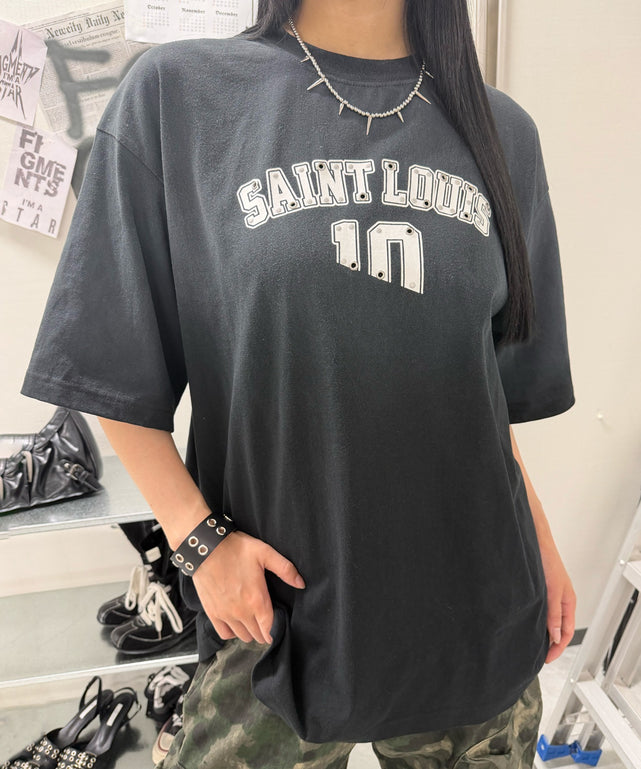 スタッズナンバリングロゴTシャツ/ブラック モデル:168cm F着用