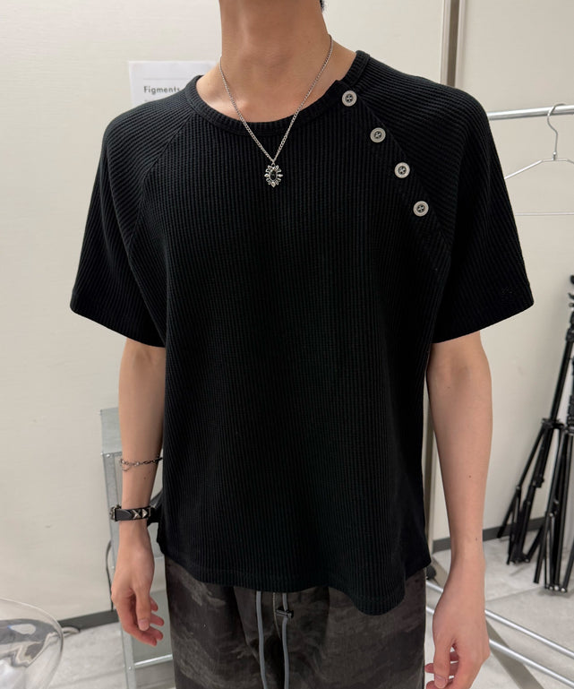 メタルボタンイレギュラーヘンリーTシャツ/ブラック モデル:176cm F着用
