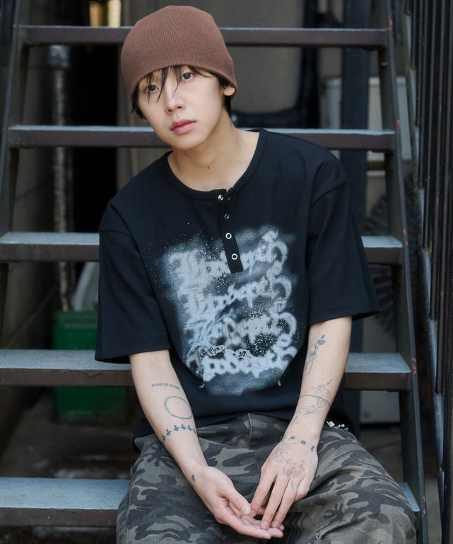 グラフィックヘンリーネックT（SS）/ブラック モデル：175cm L着用