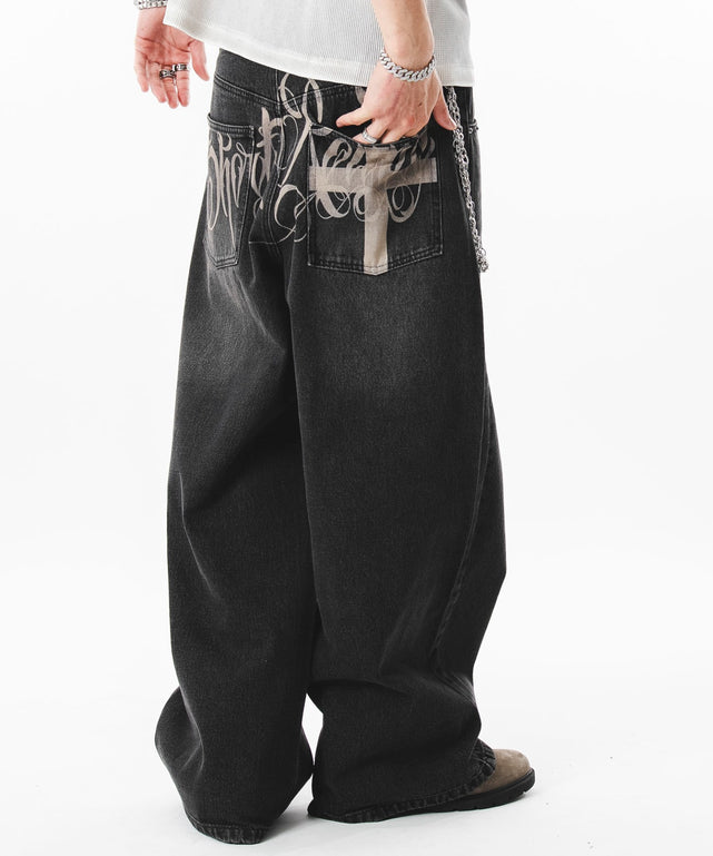 バックグラフィックデニムパンツ/デニムブラックソノタ モデル：180cm L着用