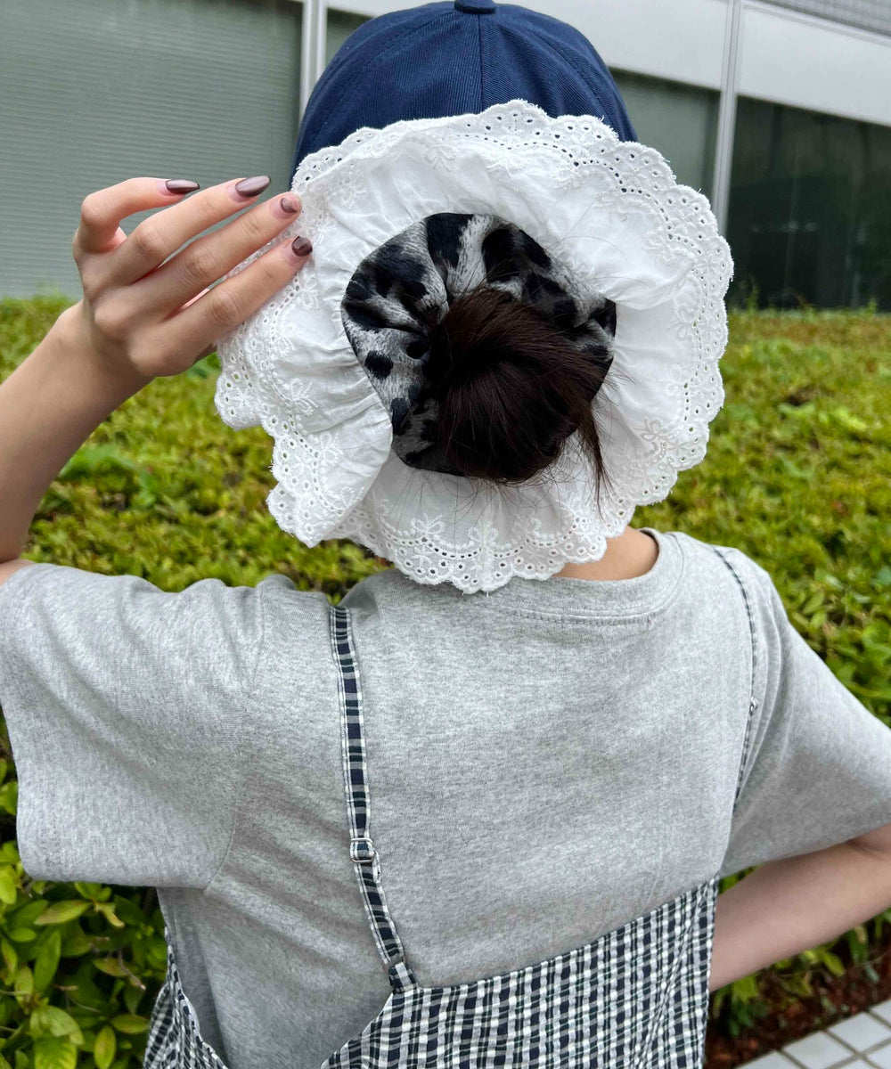 グレー