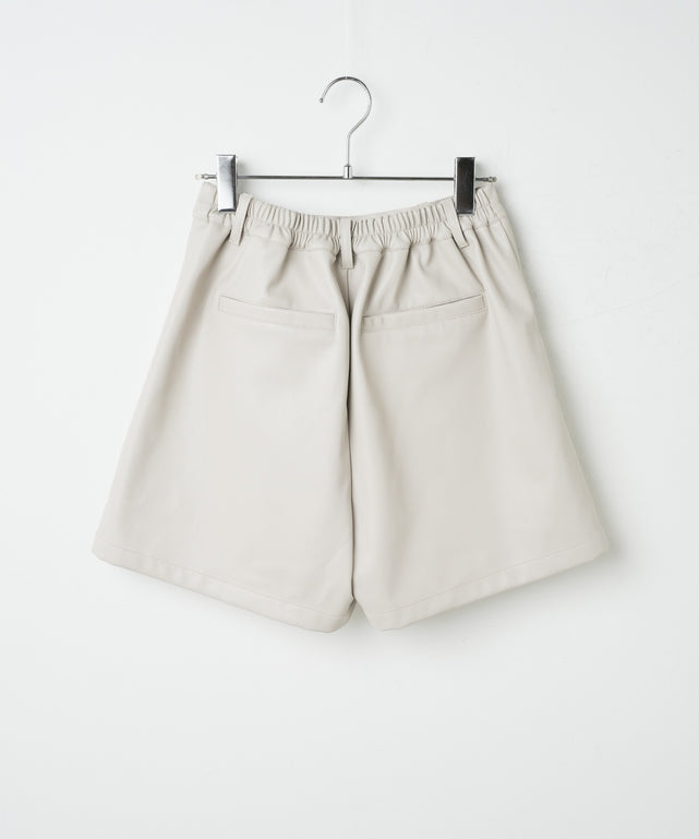 合皮タックショートパンツ