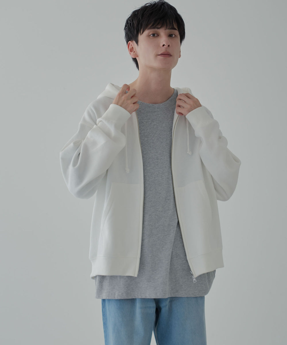 ホワイト 　モデル:177cm L着用
