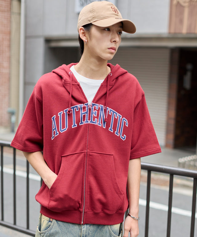 カレッジロゴジップパーカー（SS）/ワイン モデル：178cm L着用