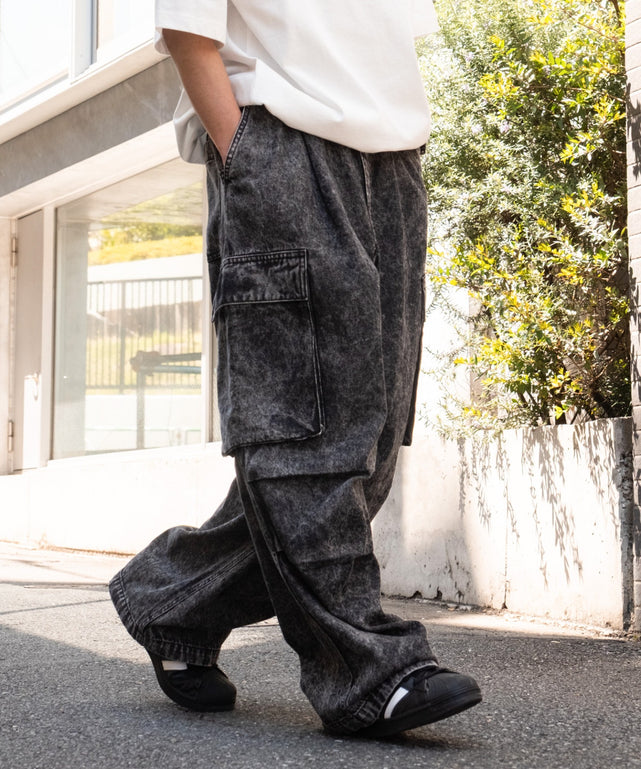 デニムイージーカーゴパンツ/デニムブラックソノタ モデル：175cm L着用
