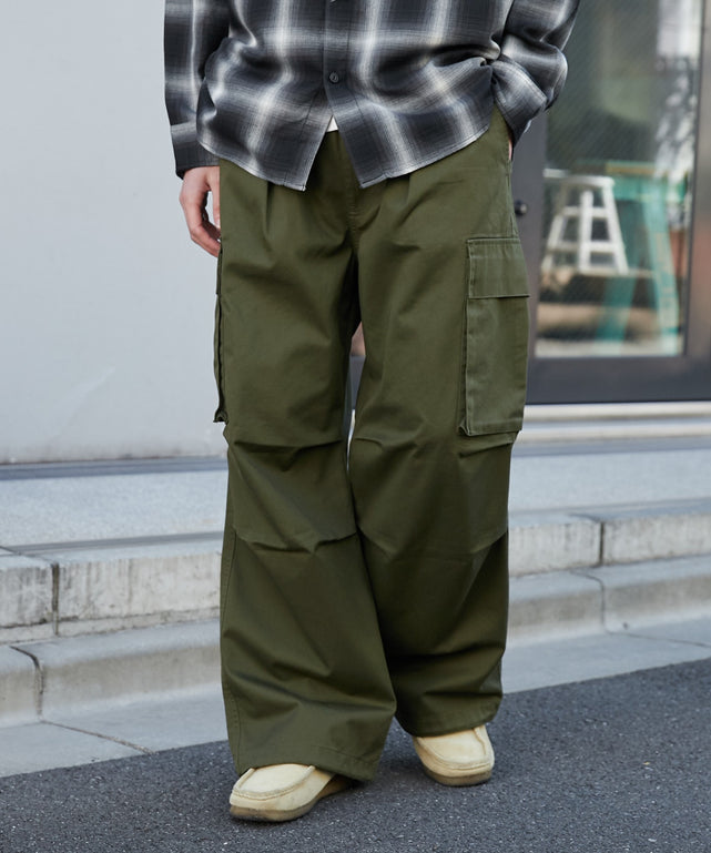 イージーワイドカーゴパンツ/カーキ モデル：180cm L着用
