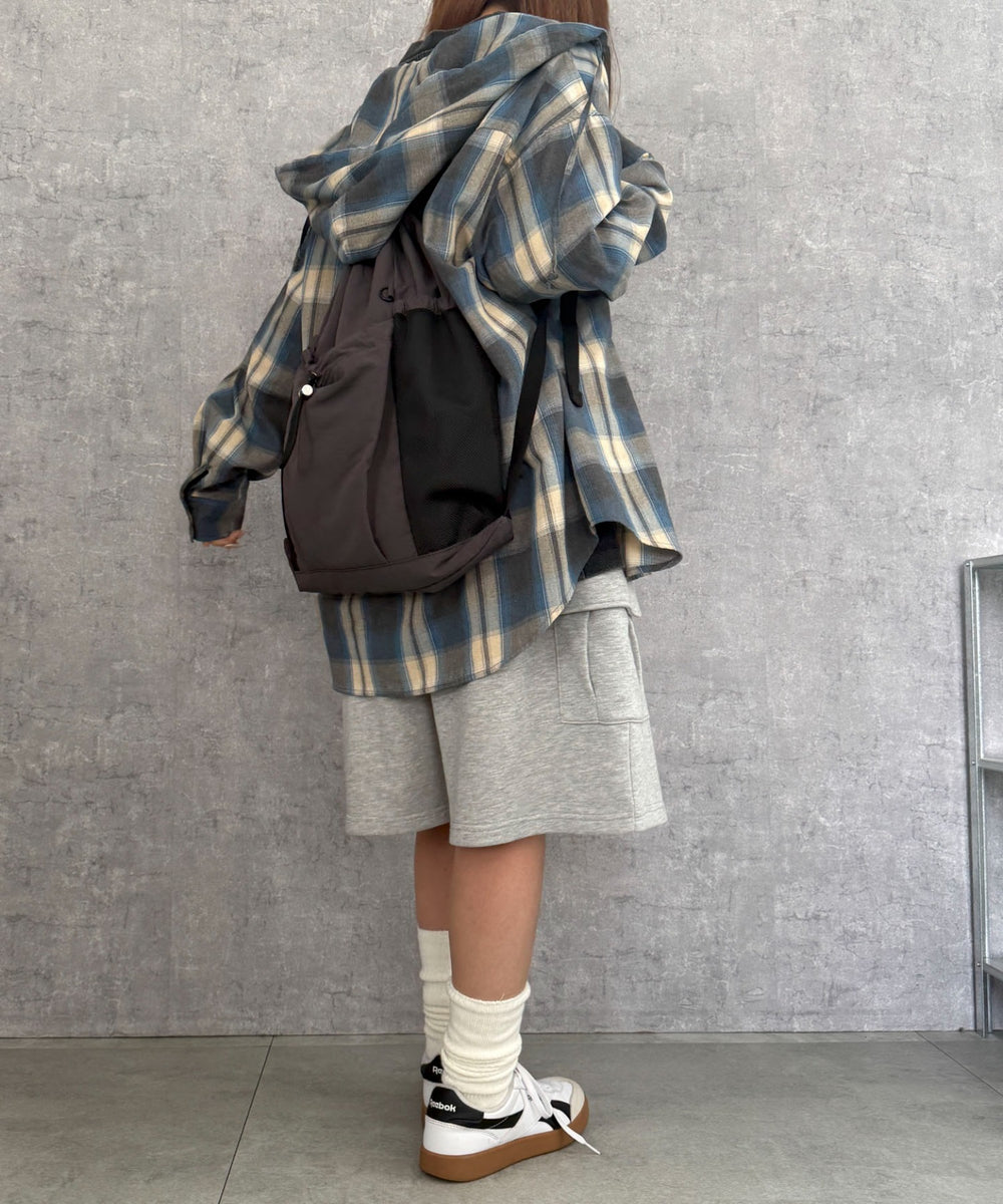 グレー