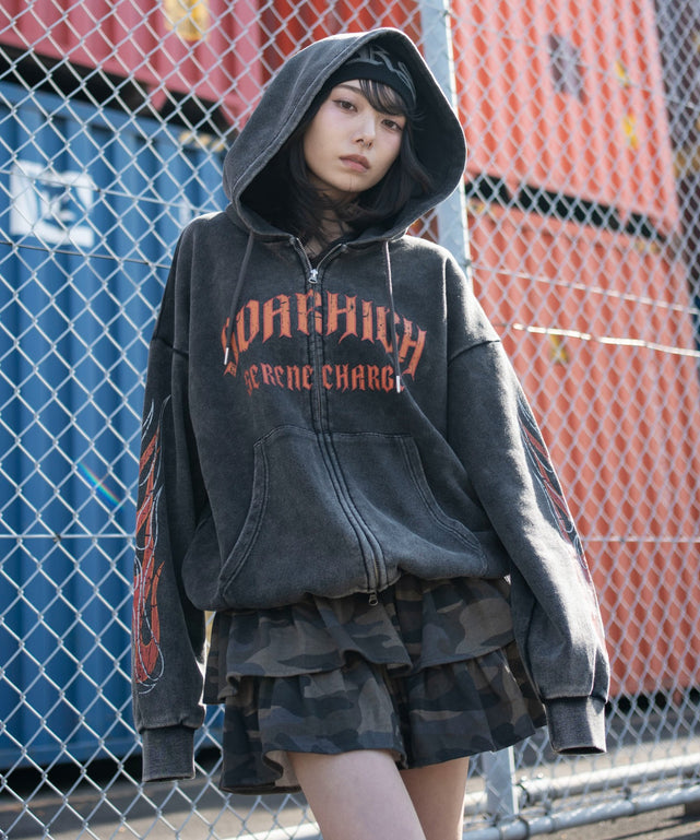 ブリーチグラフィックZIPパーカー/柄１　モデル：159cm M着用