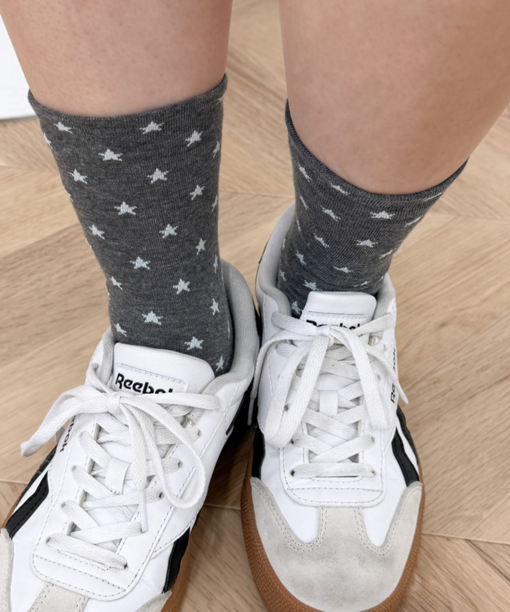 グレー