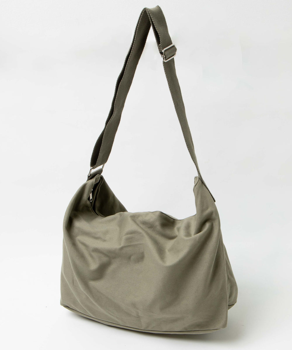 カーキ